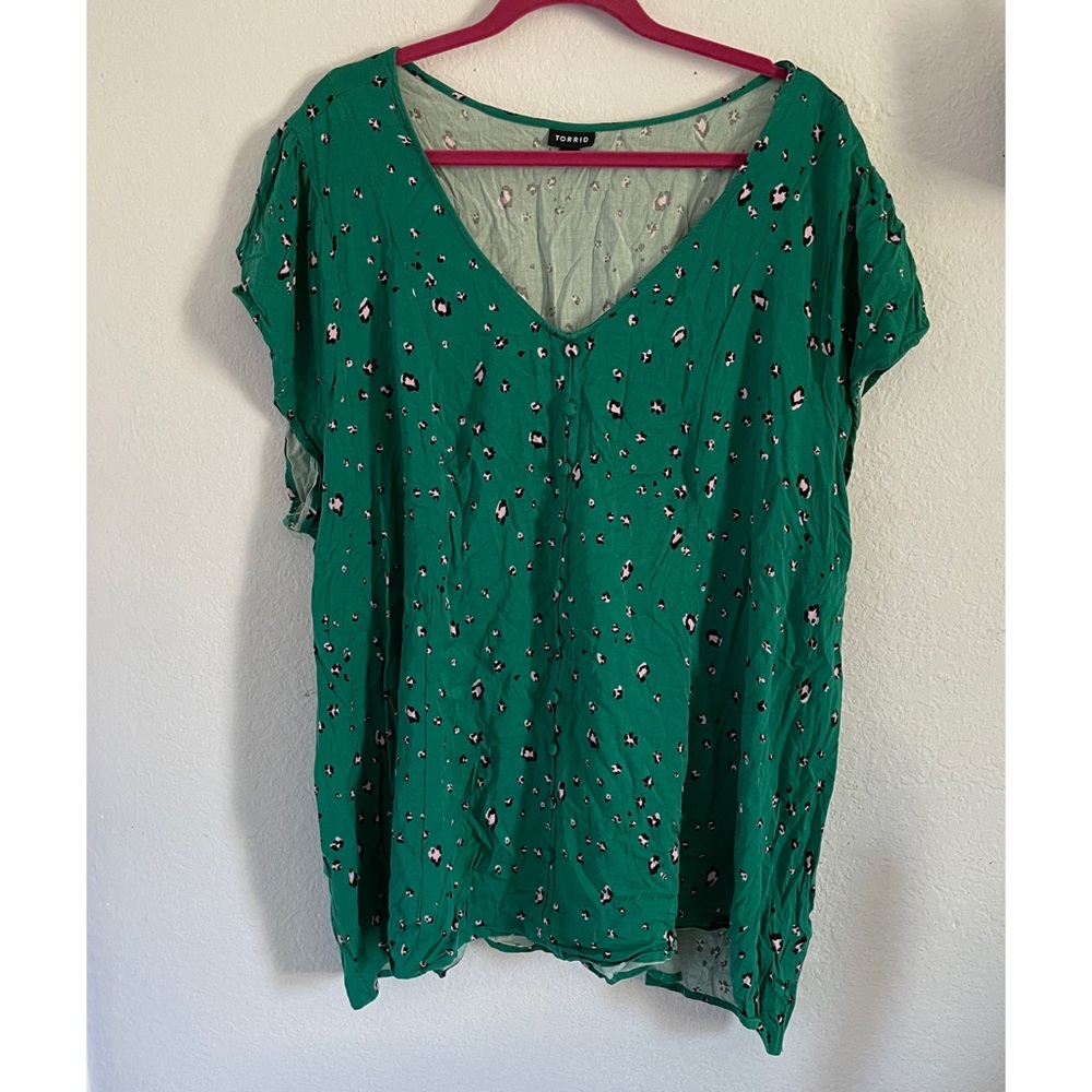Torrid 5 green leopard print blouse tie back